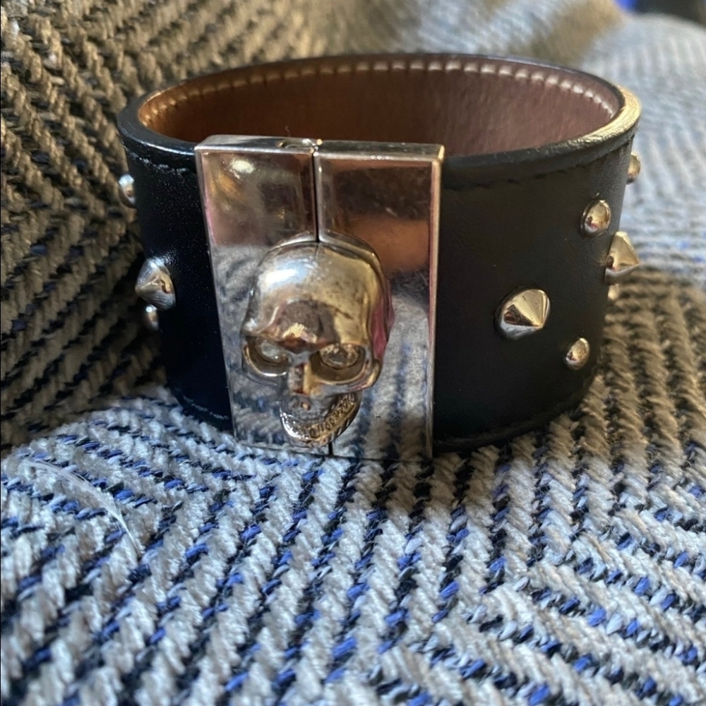 Black Leather Skull Bracelet - Picture 2 of 6